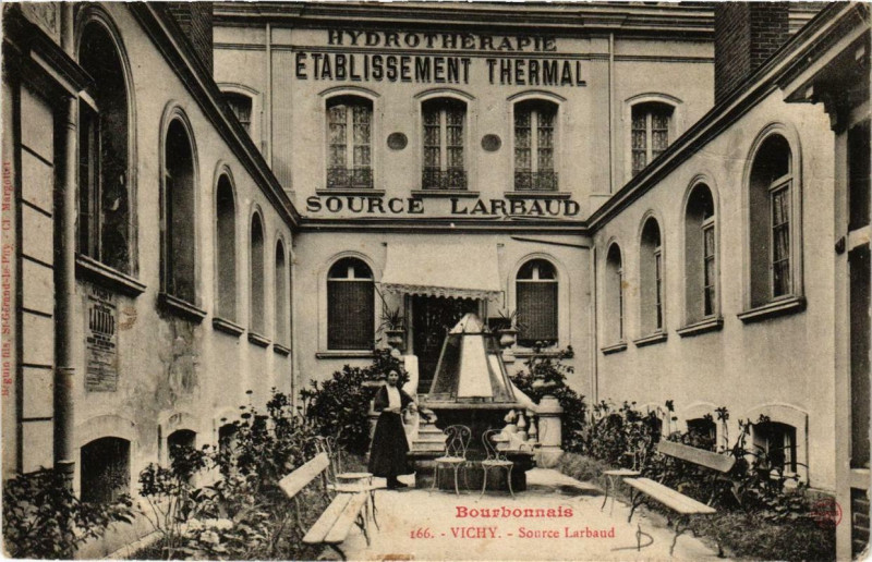 Carte postale ancienne Vichy Source Larbaud à Vichy
