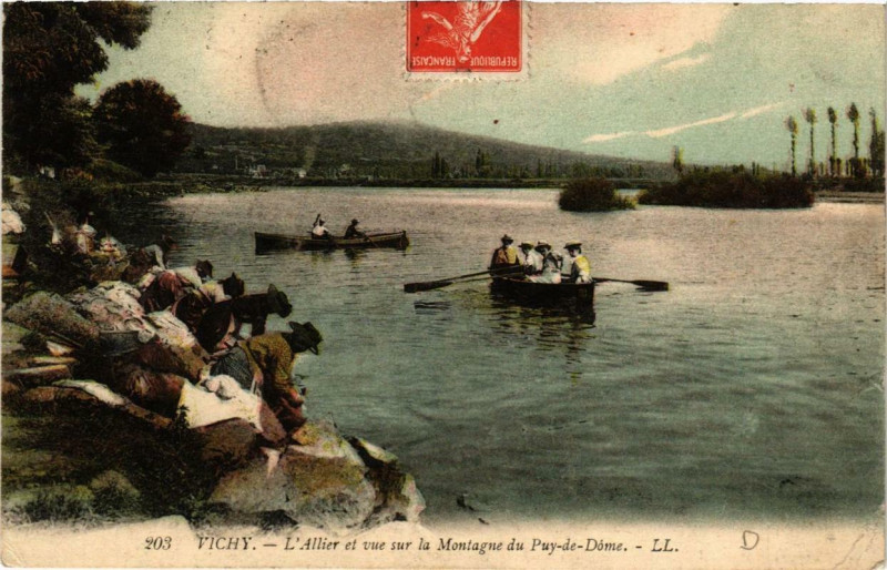 Carte postale ancienne Vichy l'Allier et vue sur la Montagne du Puy-de-Dome à Vichy
