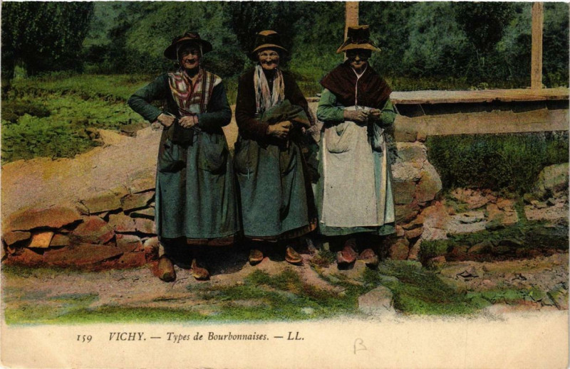 Carte postale ancienne Vichy Types de Bourbonnaises à Vichy