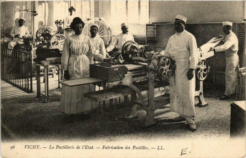 Carte postale ancienne Vichy La Pastillerie de l'Etat à Vichy
