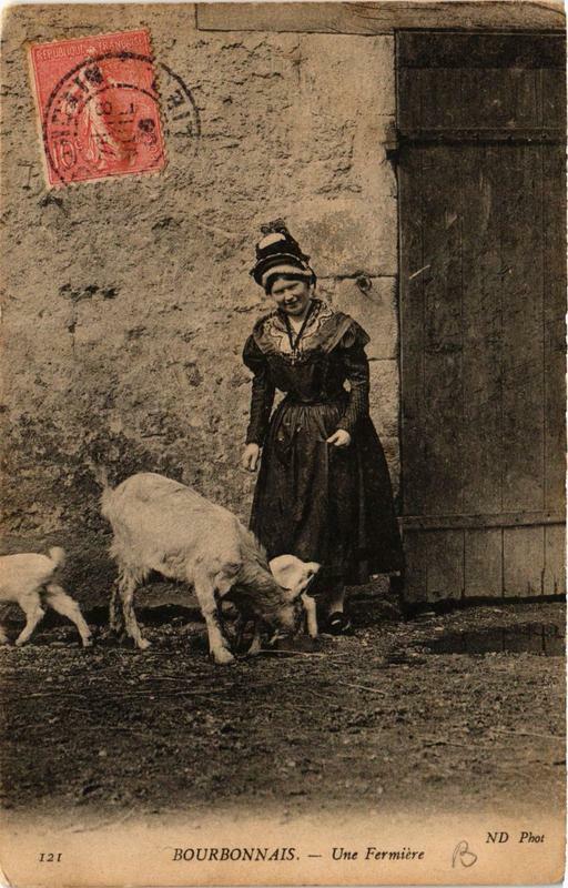 Carte postale ancienne Bourbonnais Une Fermiere