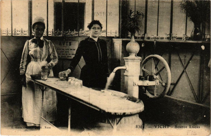 Carte postale ancienne Vichy Source Lucas à Vichy