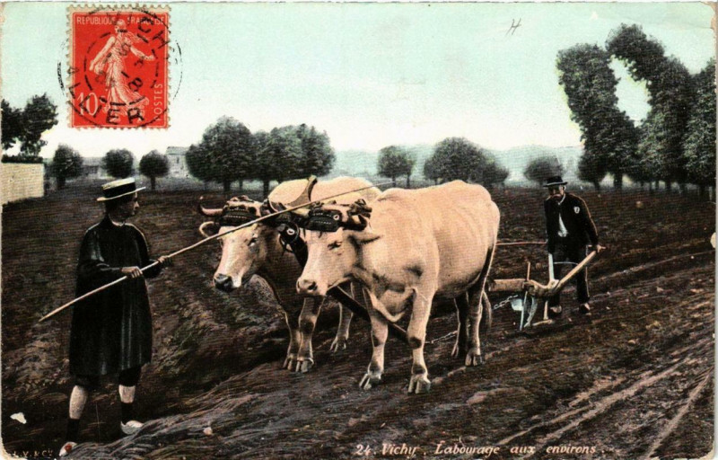Carte postale ancienne Vichy Labourage aux Env à Vichy