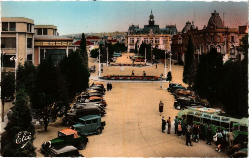 Carte postale ancienne Vichy Esplanade de l'Hotel de Ville à Vichy