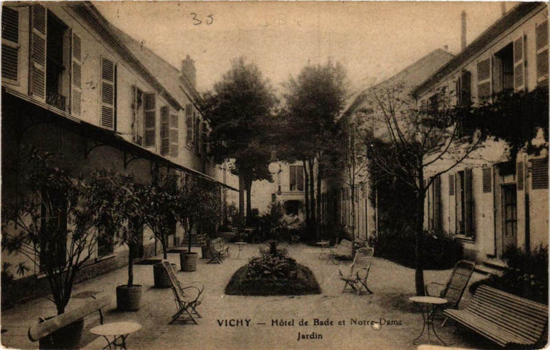 Carte postale ancienne Vichy Hotel de Bade et N.-D. Jardin à Vichy