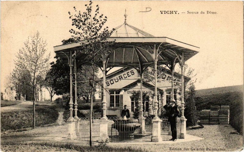 Carte postale ancienne Vichy Source du Dome à Vichy