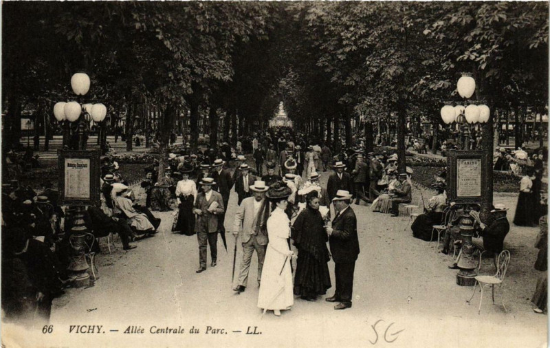 Carte postale ancienne Vichy Allée Centrale du Parc à Vichy