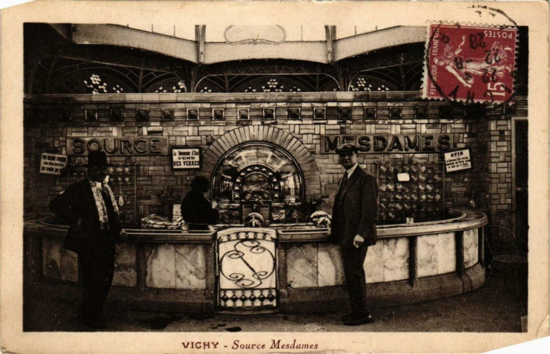 Carte postale ancienne Vichy Source Mesdames à Vichy