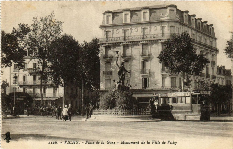 Carte postale ancienne Vichy Place de la Gare Monument de la Ville de Vichy à Vichy