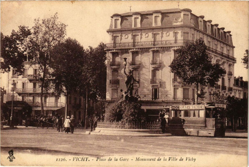Carte postale ancienne Vichy Place de la Gare Monument de la Ville de Vichy à Vichy