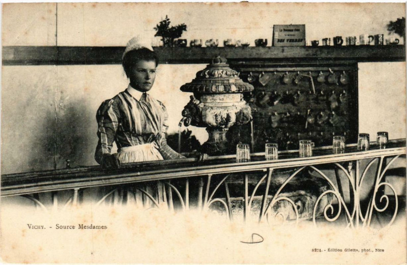 Carte postale ancienne Vichy Source Mesdames à Vichy