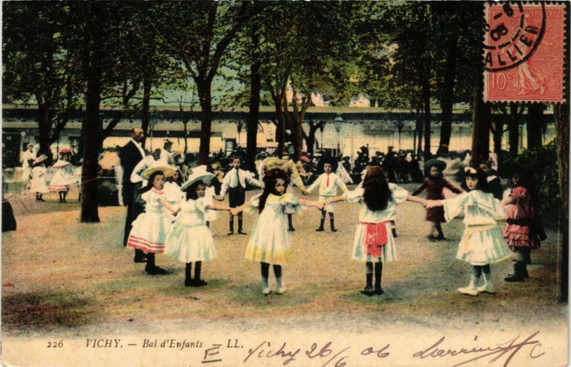 Carte postale ancienne Vichy Bal d'Enfants à Vichy
