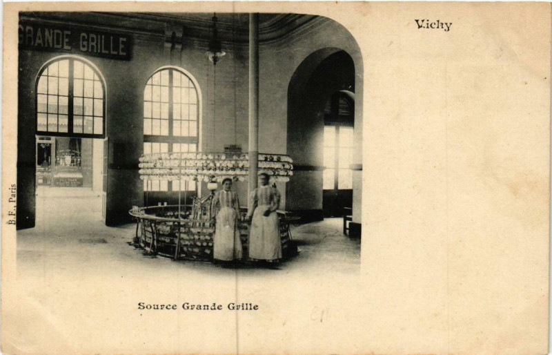 Carte postale ancienne Vichy Source Grande Grille à Vichy