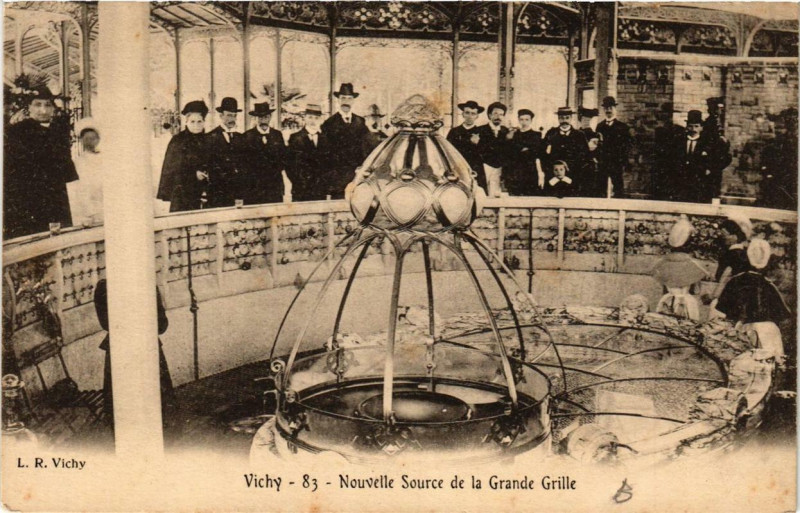Carte postale ancienne Vichy Nouvelle Source de la Grande Grille à Vichy