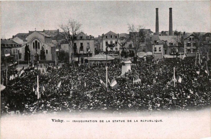 Carte postale ancienne Vichy Inauguration de la Statue de la Republique à Vichy