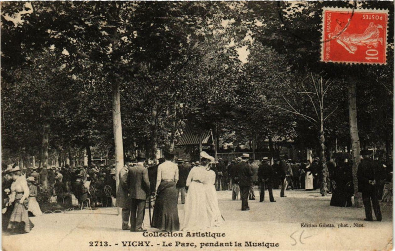 Carte postale ancienne Vichy Le Parc pendant la Musique à Vichy