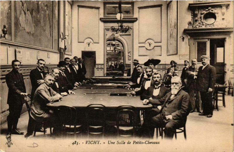 Carte postale ancienne Vichy Une Salle de Petits-Chevaux à Vichy