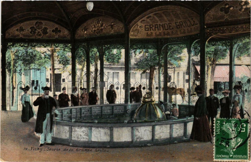 Carte postale ancienne Vichy Source de la Grande Grille à Vichy