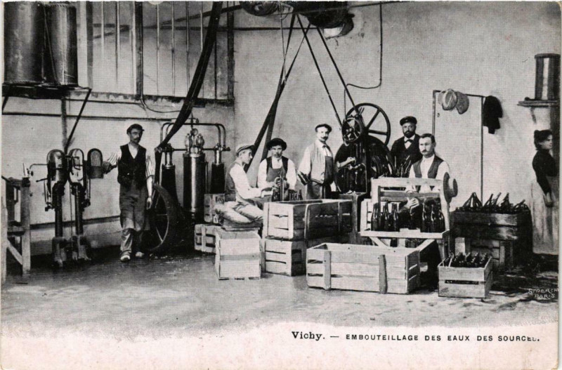 Carte postale ancienne Vichy Embouteillage des Eaux des Sources à Vichy