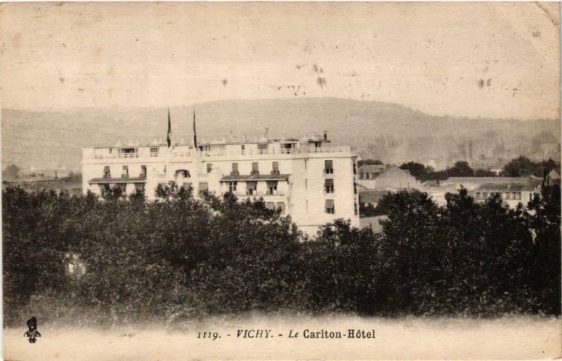 Carte postale ancienne Vichy Le Carlton-Hotel à Vichy