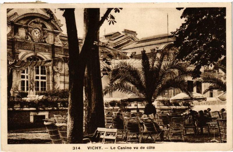 Carte postale ancienne Vichy Le Casino vu de cote à Vichy