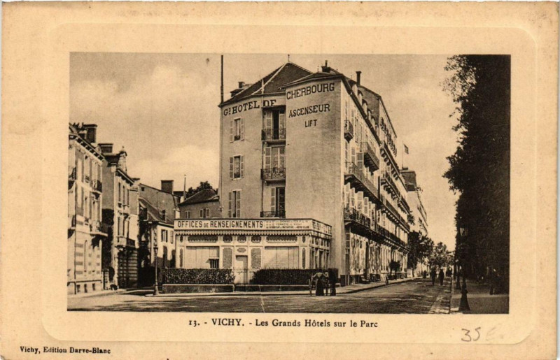 Carte postale ancienne Vichy Les Grands Hotels sur le Parc à Vichy