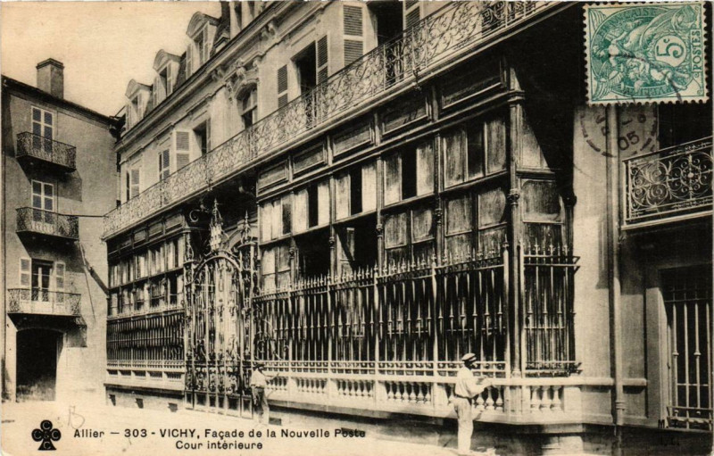 Carte postale ancienne Vichy Facade de la Nouvelle Poste Cour intérieure à Vichy