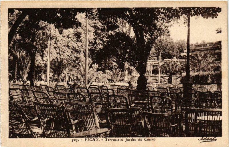Carte postale ancienne Vichy Terrasse et Jardin du Casino à Vichy