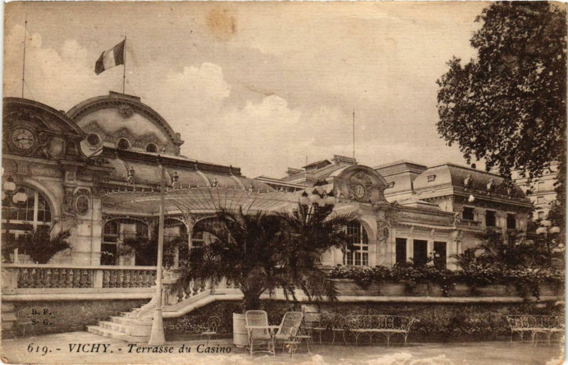 Carte postale ancienne Vichy Terrasse du Casino à Vichy