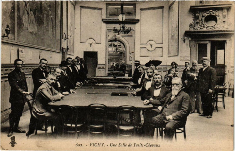 Carte postale ancienne Vichy Une Salle de Petits-Chevaux à Vichy