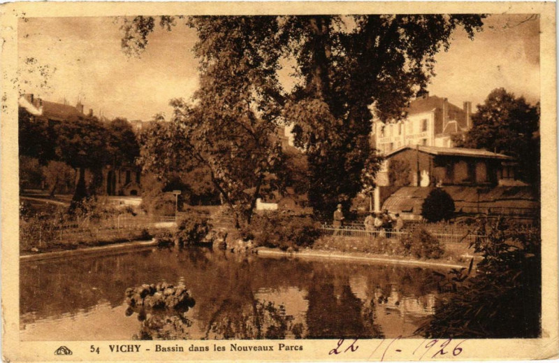 Carte postale ancienne Vichy Bassin dans les Nouveaux Parcs à Vichy