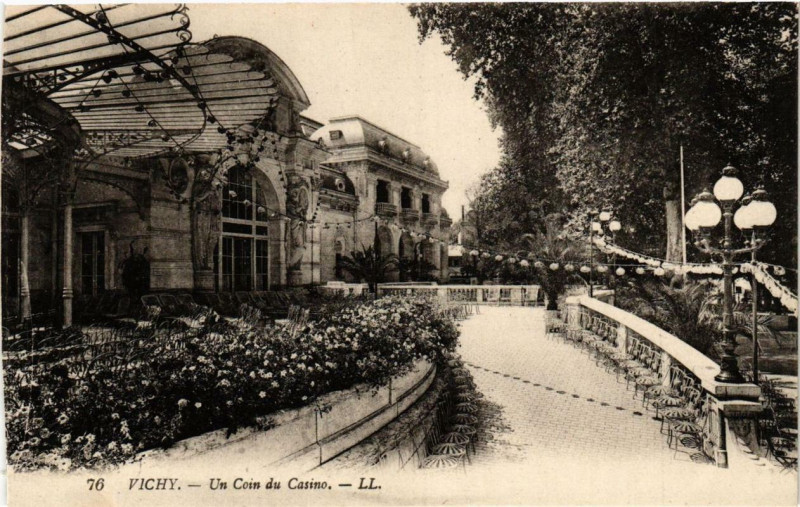 Carte postale ancienne Vichy Un Coin du Casino à Vichy