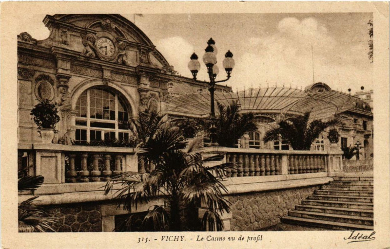 Carte postale ancienne Vichy Le Casino vu de profil à Vichy