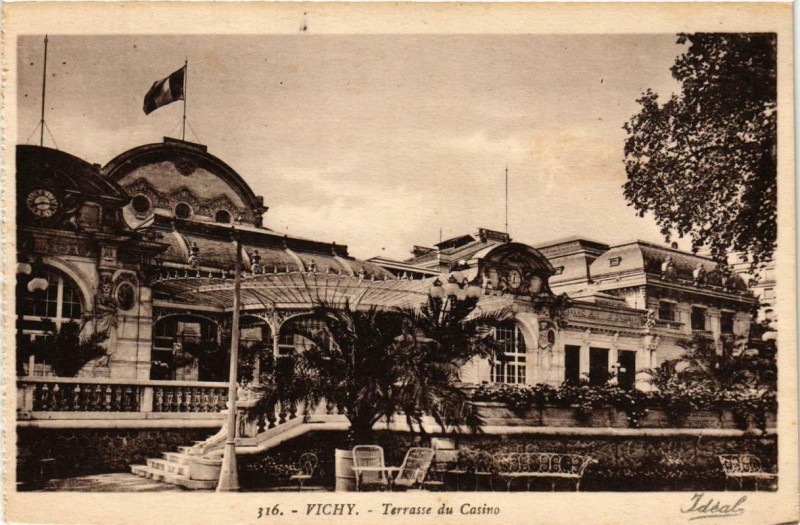 Carte postale ancienne Vichy Terrasse du Casino à Vichy