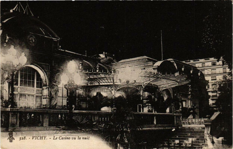 Carte postale ancienne Vichy Le Casino vu la nuit à Vichy