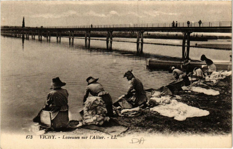 Carte postale ancienne Vichy Laveuses sur l'Allier à Vichy