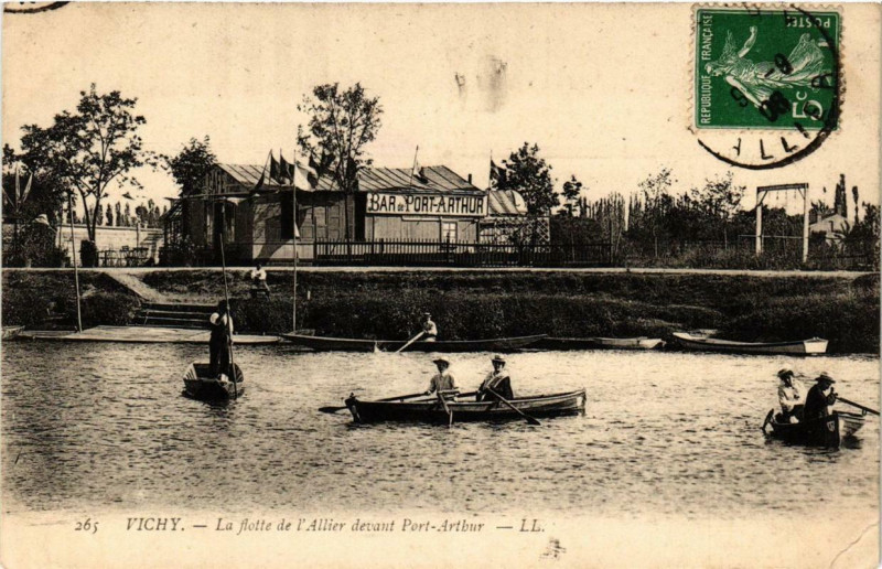 Carte postale ancienne Vichy La flotte de l'Allier devant Port-Arthur à Vichy