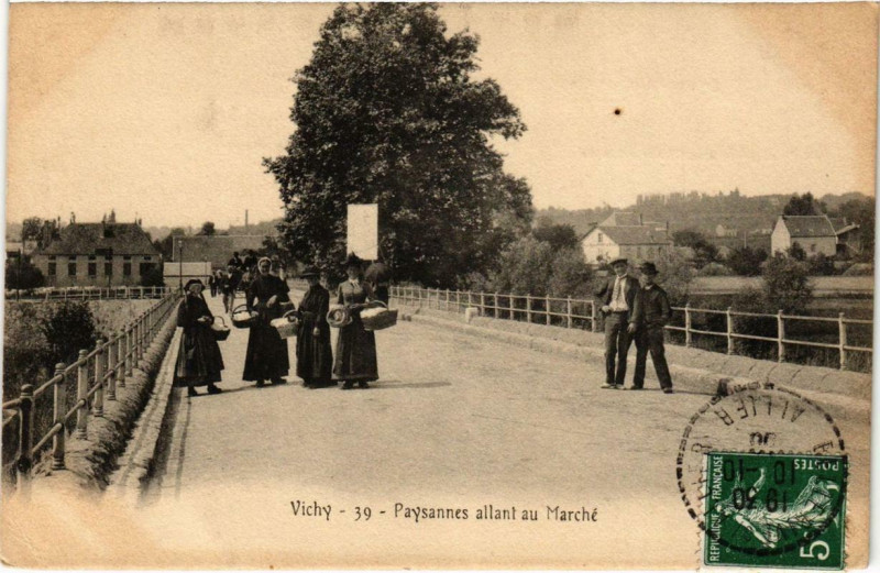 Carte postale ancienne Vichy Paysannes allant au Marché à Vichy