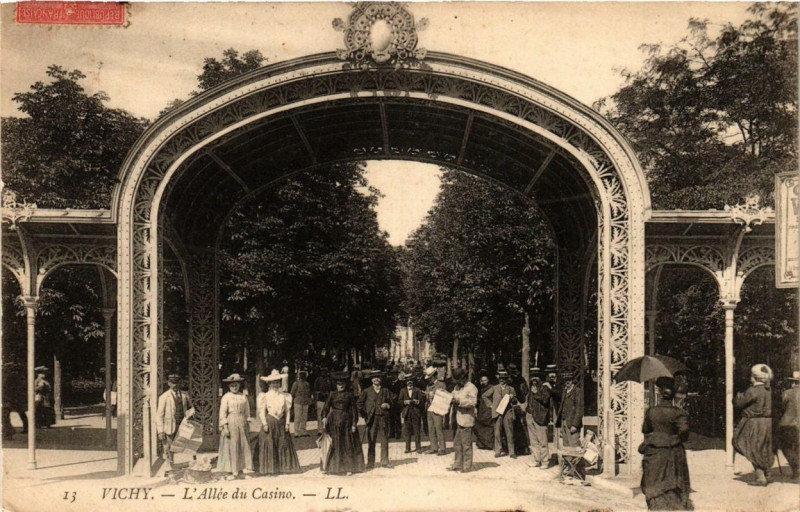 Carte postale ancienne Vichy L'Allée du Casino à Vichy