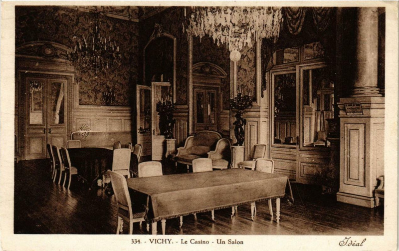 Carte postale ancienne Vichy Le Casino Un Salon à Vichy