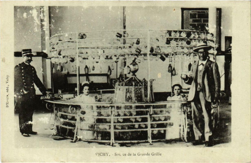Carte postale ancienne Vichy Source de la Grande Grille à Vichy