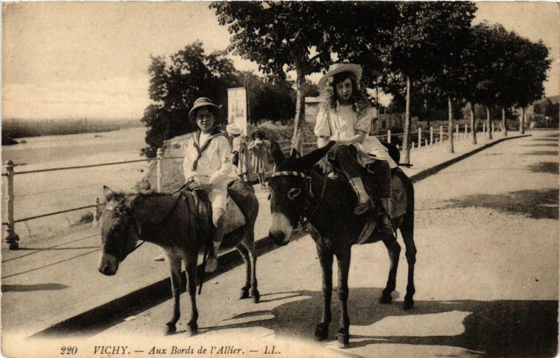 Carte postale ancienne Vichy Aux Bords de l'Allier à Vichy