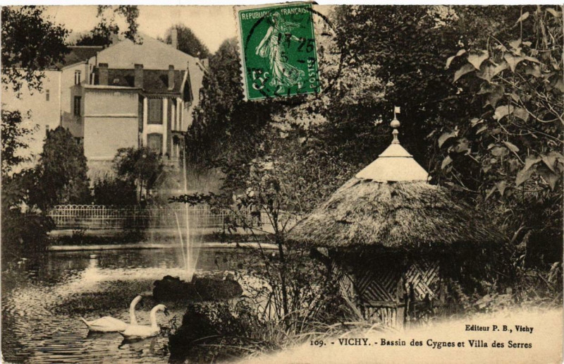 Carte postale ancienne Vichy Bassin des Cygnes et Villa des Serres à Vichy