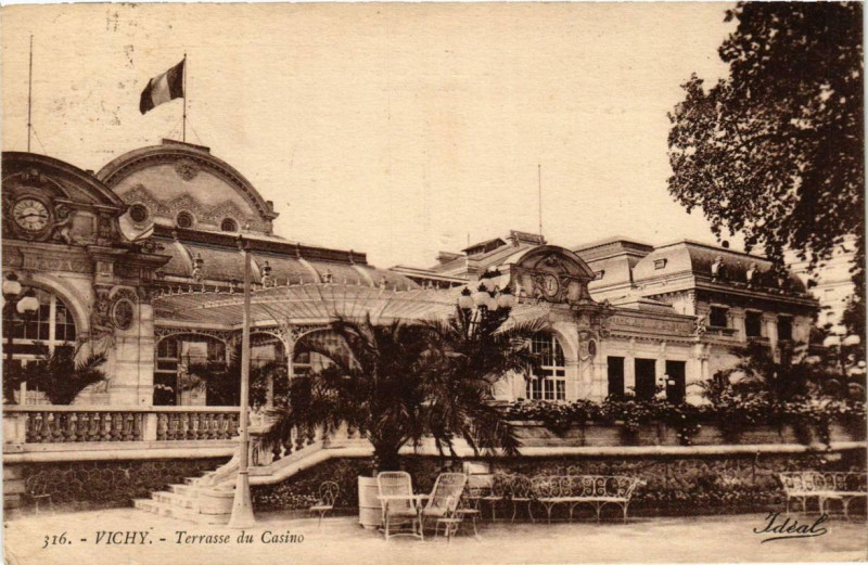 Carte postale ancienne Vichy Terrasse du Casino à Vichy