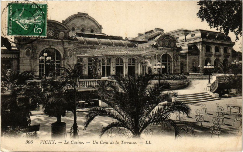 Carte postale ancienne Vichy Le Casino Un coin de la Terrasse à Vichy