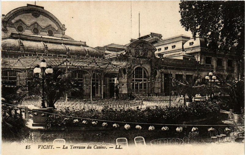 Carte postale ancienne Vichy La Terrasse du Casino à Vichy
