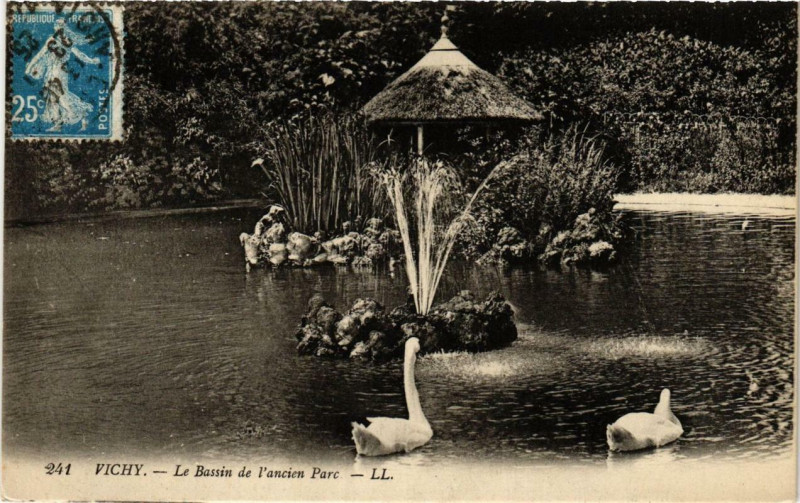 Carte postale ancienne Vichy Le Bassin de l'ancien Parc à Vichy
