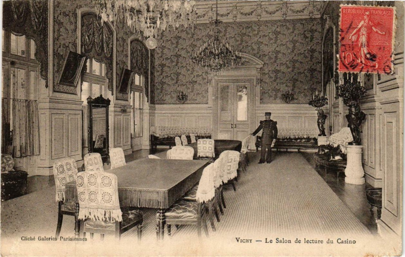 Carte postale ancienne Vichy Le Salon de lecture du Casino à Vichy