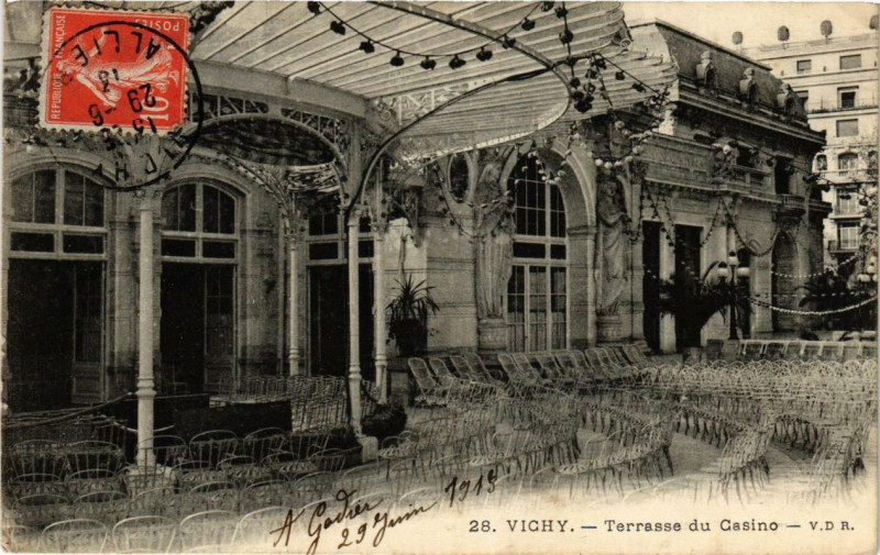 Carte postale ancienne Vichy Terrasse du Casino à Vichy