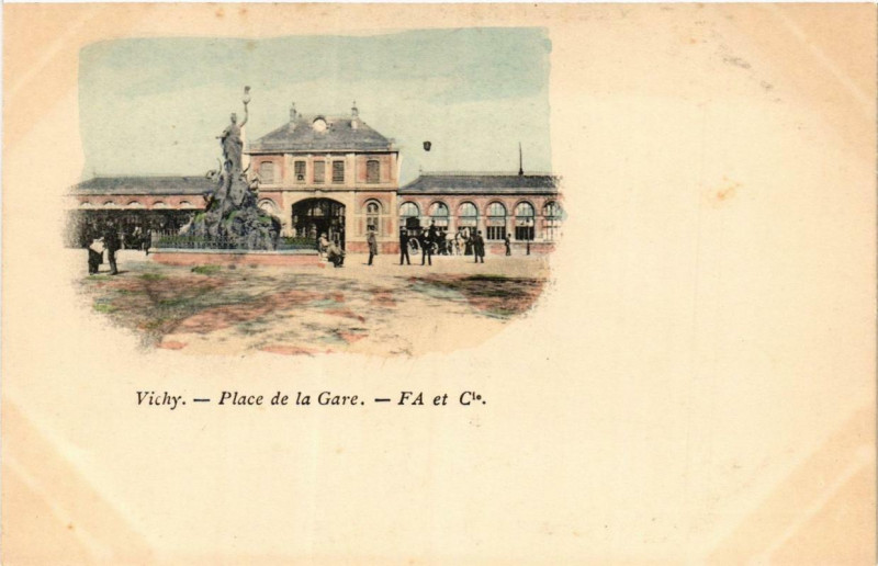 Carte postale ancienne Vichy Place de la Gare à Vichy